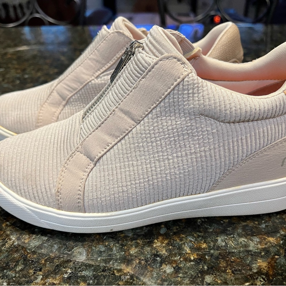 Women's cream/tan Slip-On Sneakers